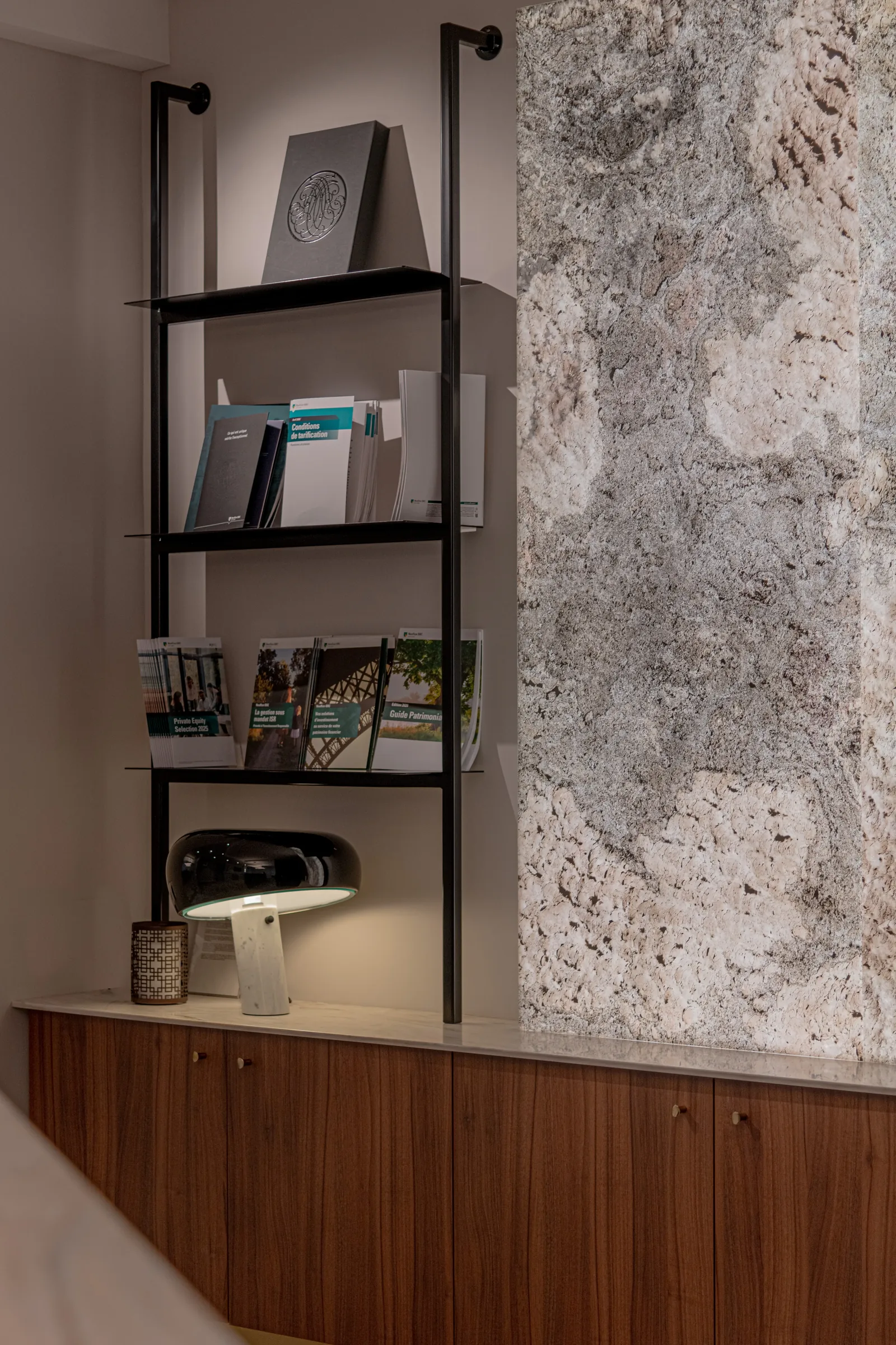 Neuflize OBC — détail bibliothèque et terrazzo